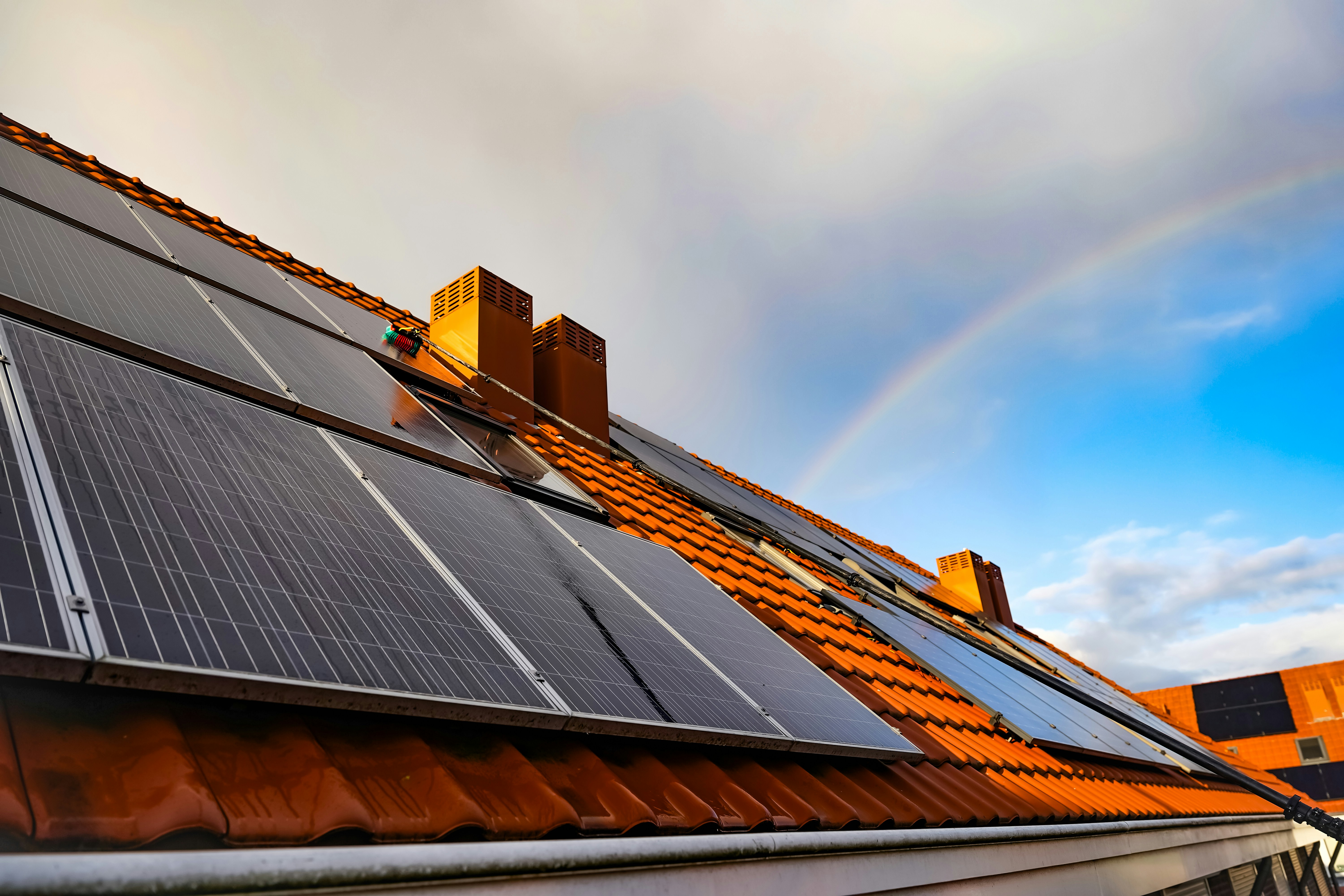 Panneaux solaires sur toiture tuiles maison française