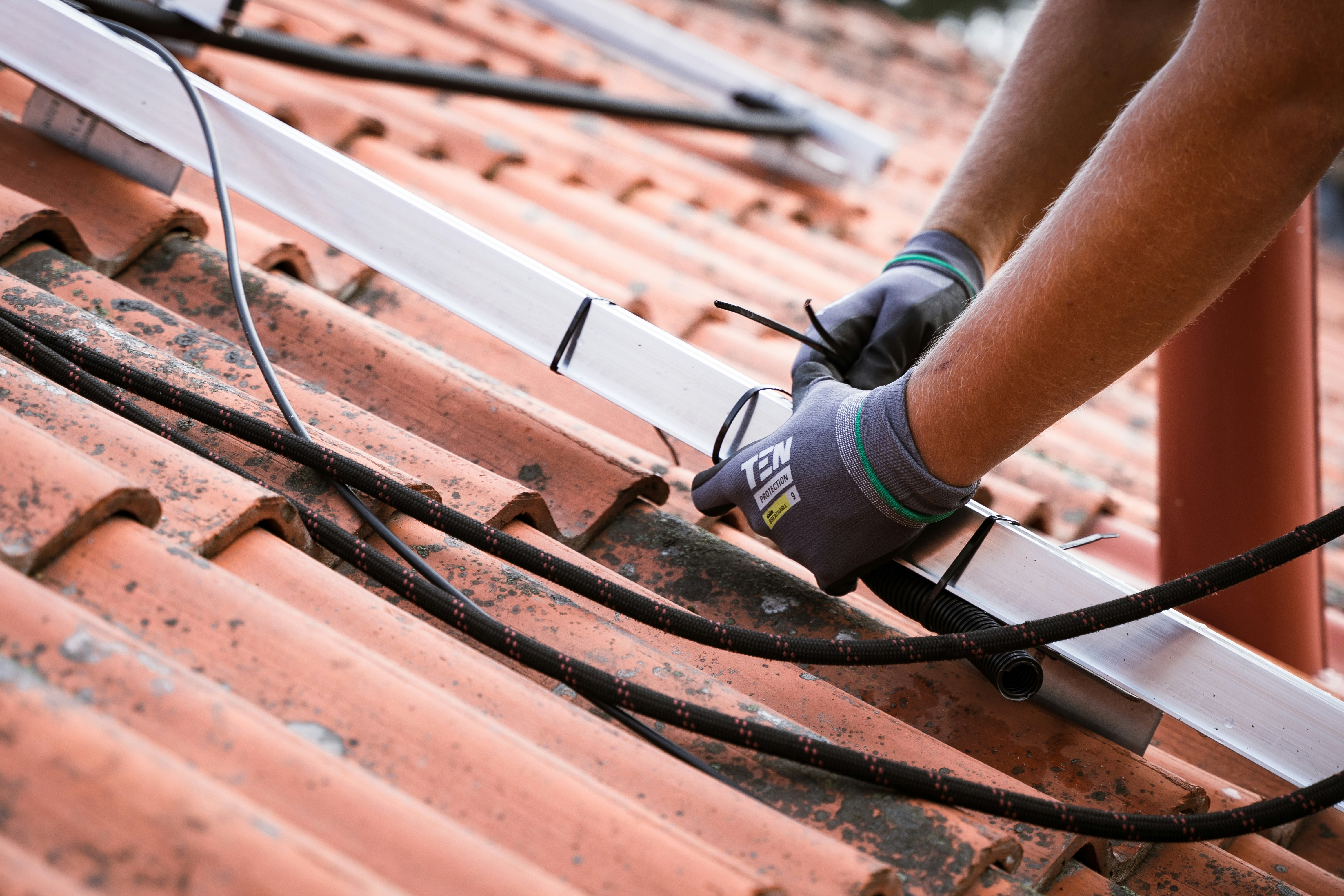 Installation de panneaux photovoltaïques : pose des rails sur toiture