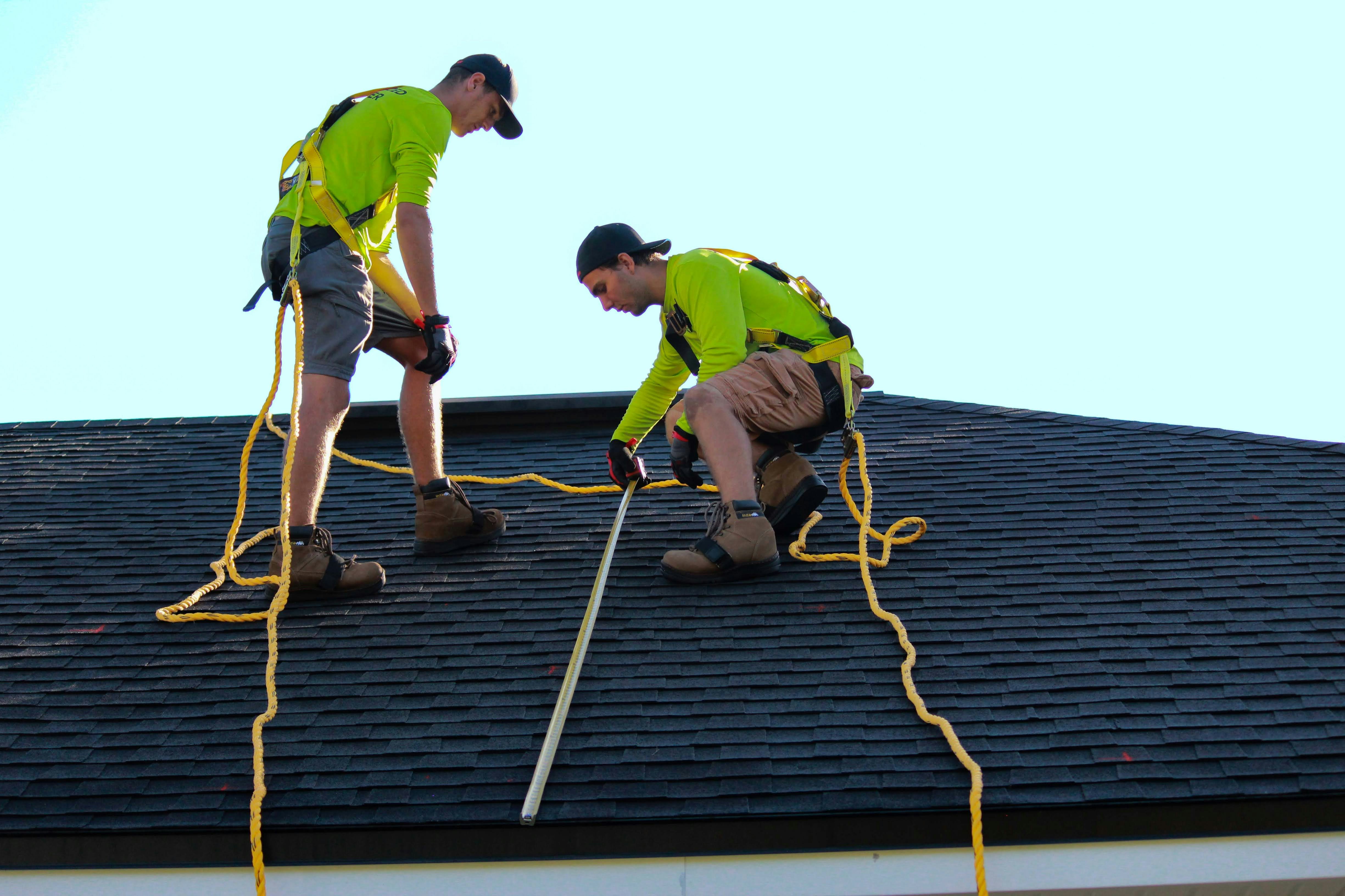 Équipe de techniciens certifiés RGE installation panneaux solaires