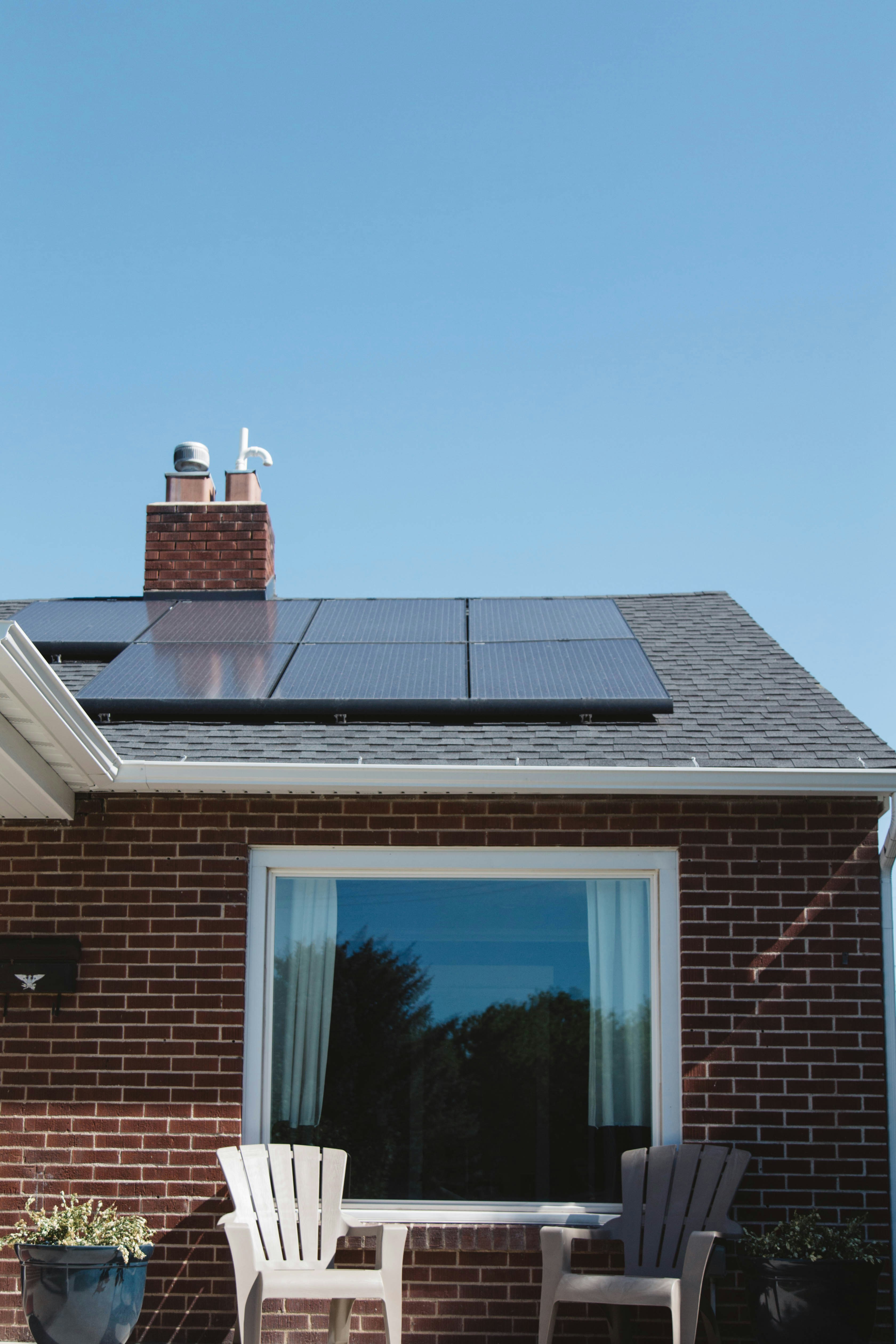 Maison en brique avec panneaux photovoltaïques, un investissement rentable