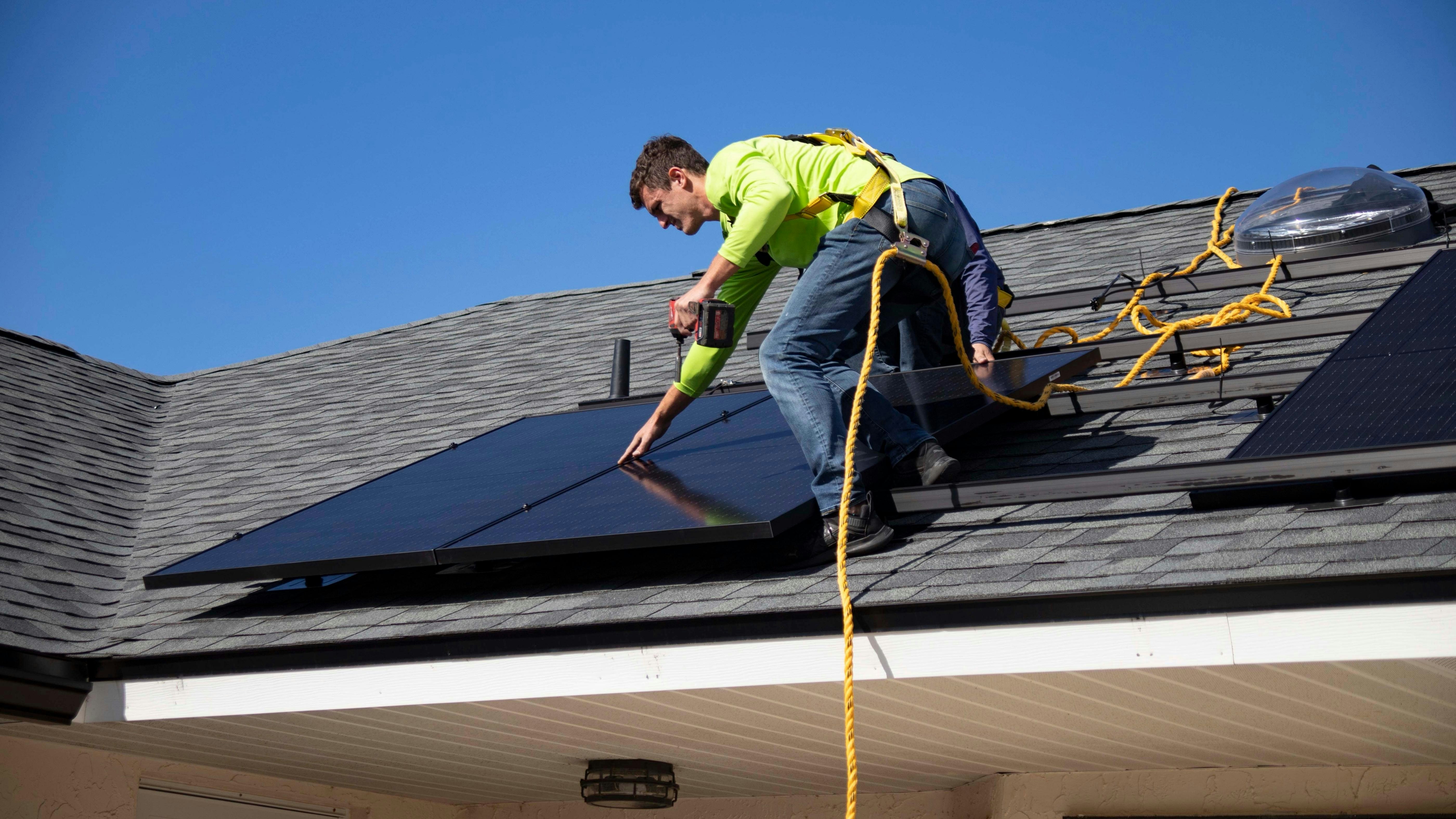 Technicien certifié RGE en cours d'installation de panneaux solaires
