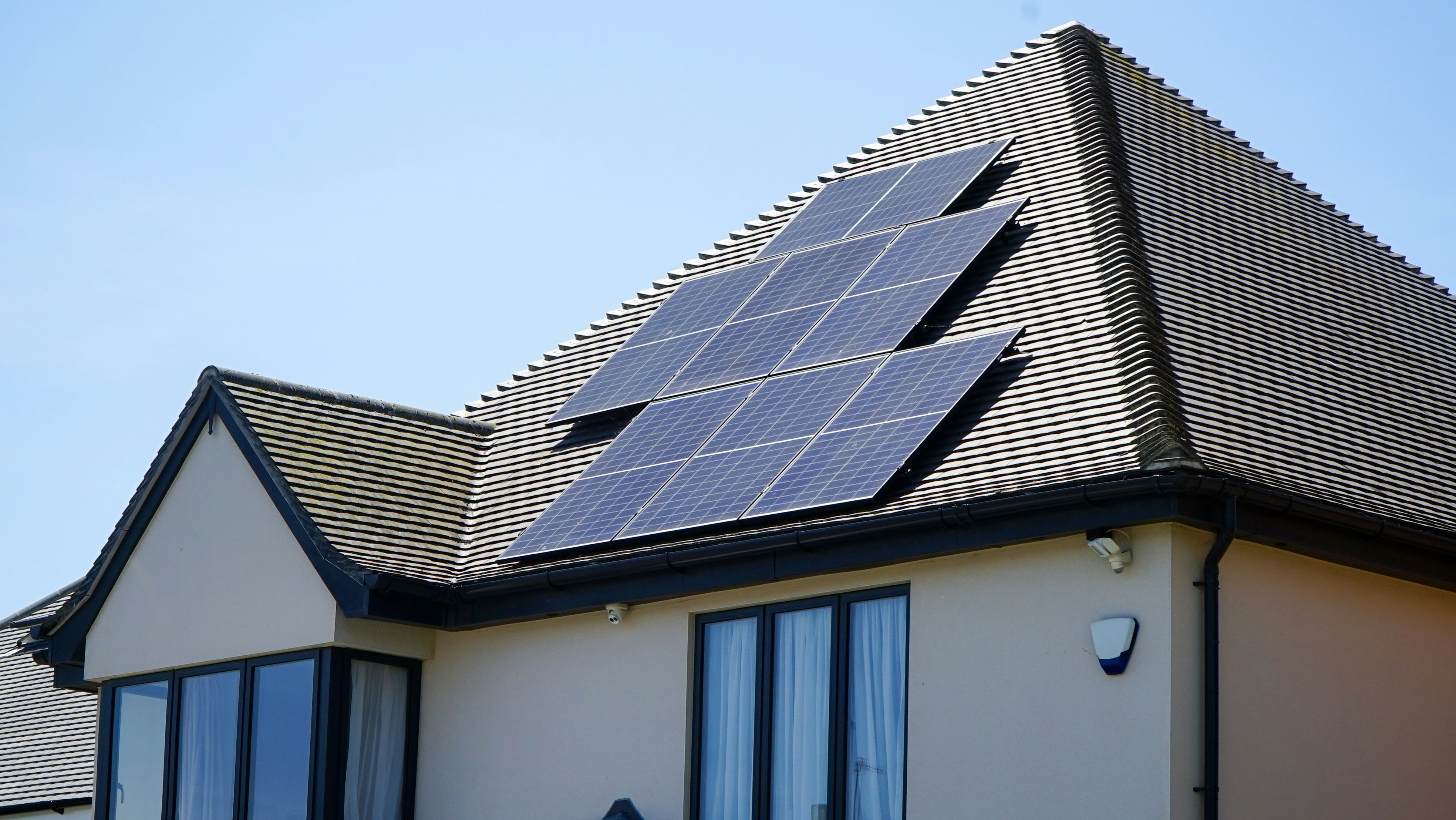 Panneaux solaires installés sur toit de maison individuelle en France