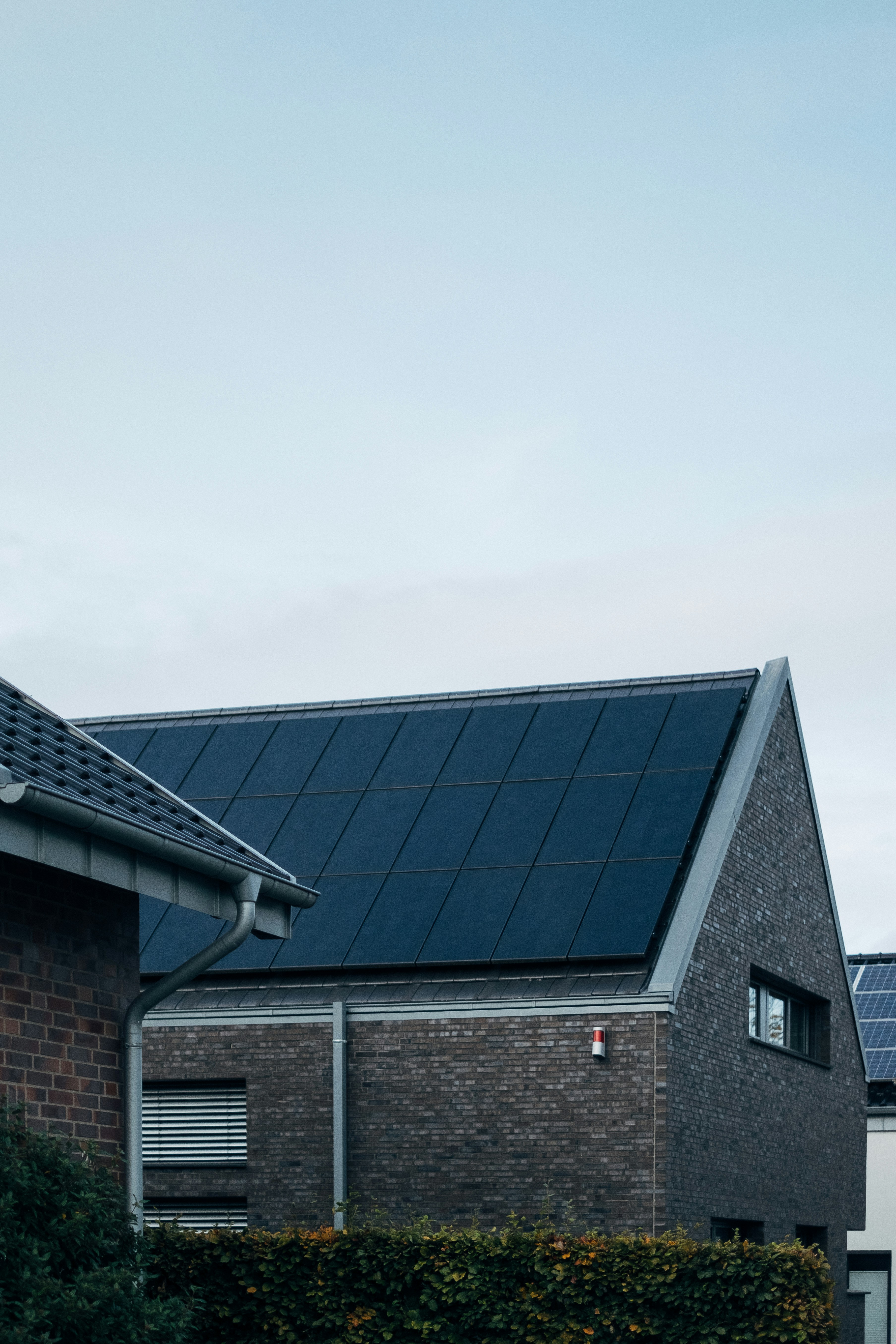 Maison moderne en autoconsommation avec toiture photovoltaïque complète