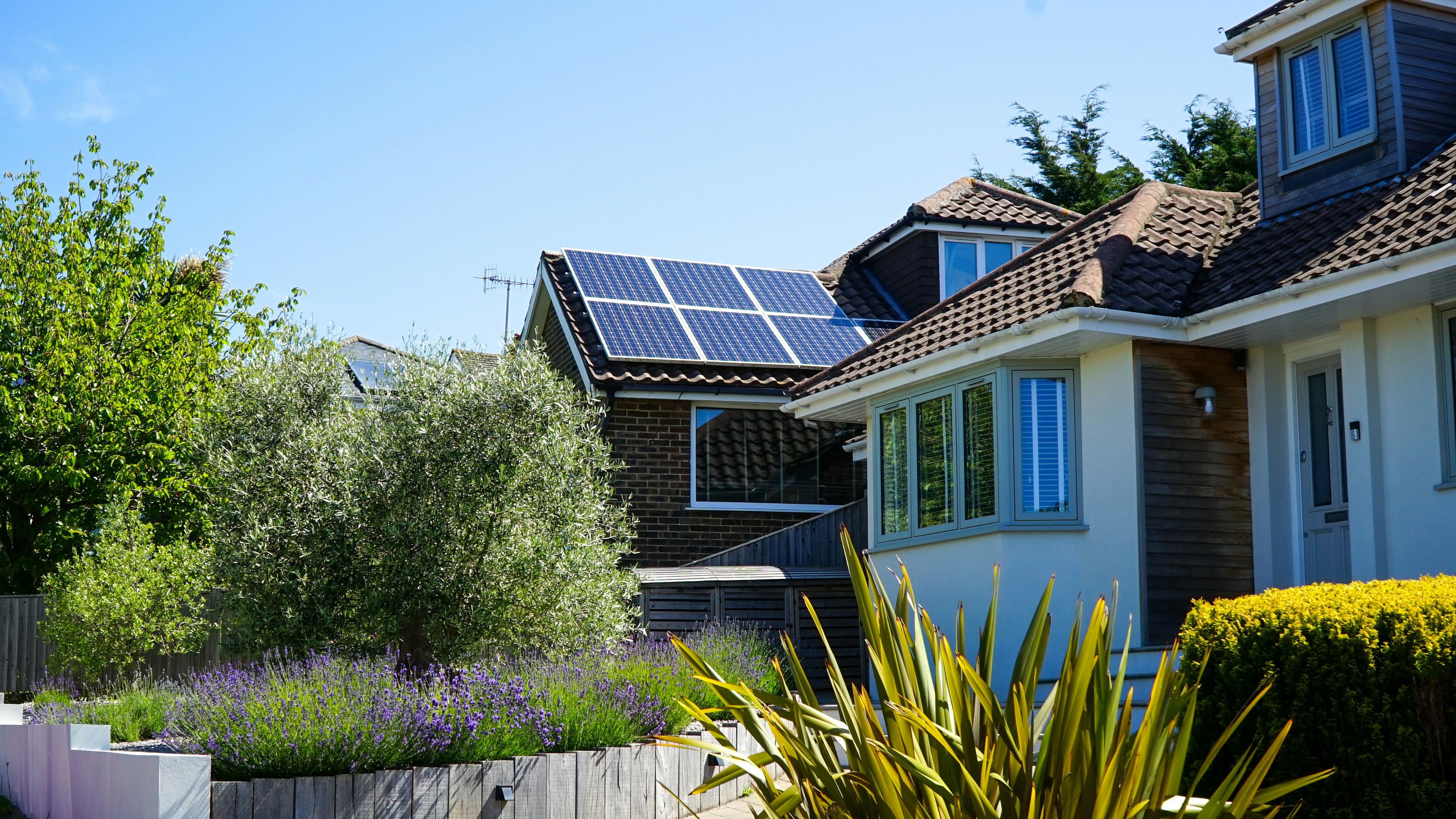 Panneaux photovoltaïques sur toiture de maison individuelle
